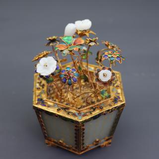 珍藏和田玉掐丝包金花盆盆景 总重量:2840克,盒子重量:2190克,高:22.3