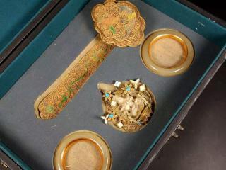 珍藏纯银掐丝包金镶嵌和田玉套装