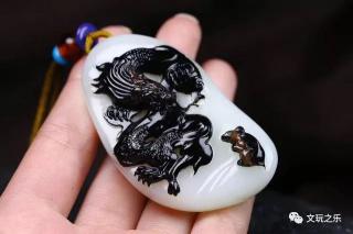 俄罗斯黑皮料是最接近籽料的和田玉了,这个俏色望子成龙说明一切